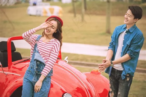 浪漫恋人小汽车旁边聊天婚纱样片