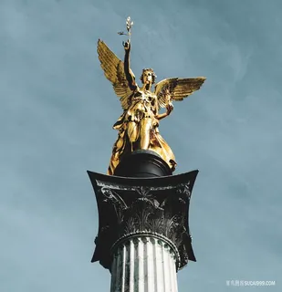 金碧辉煌黄金人体雕塑石像图片