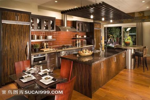 家居厨房的橱柜炉具和摆设摄影图片