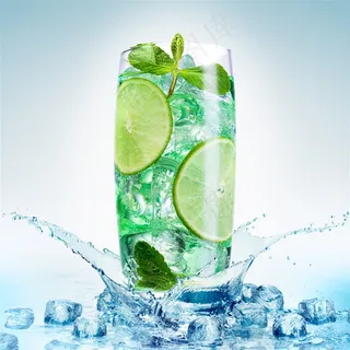 水杯里的薄荷柠檬水和冰块