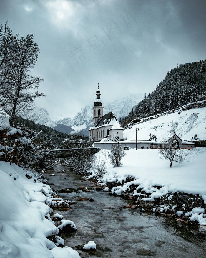 唯美冬季雪山溪流风景图片