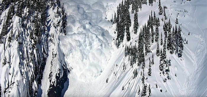 雪崩山间轰鸣