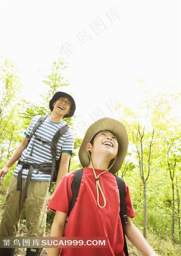 在户外郊游探险的父子俩