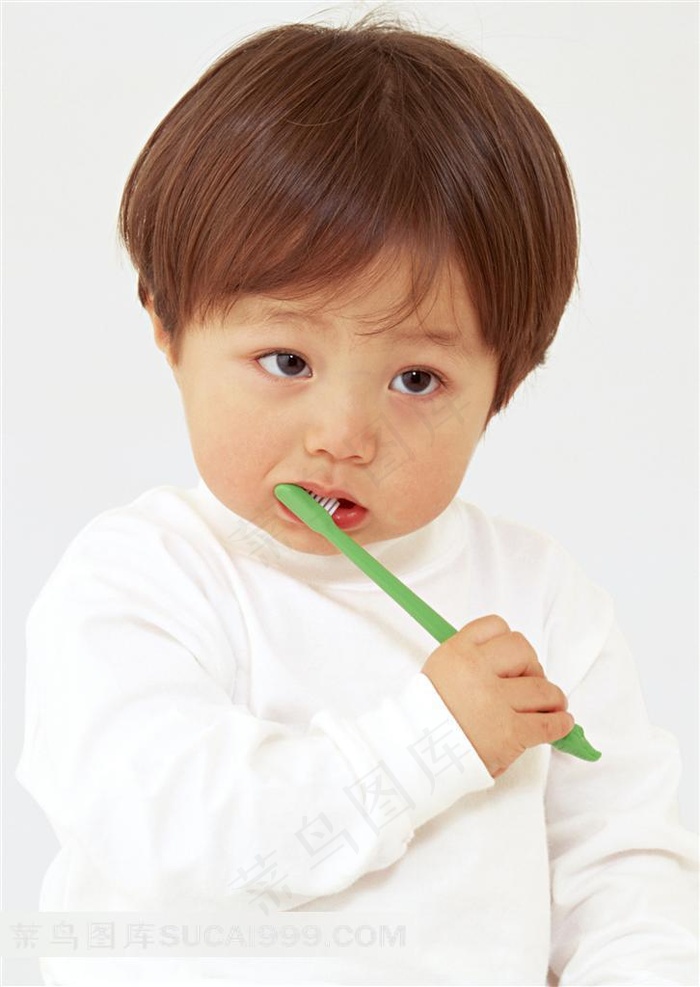 拿着牙刷刷牙的宝宝