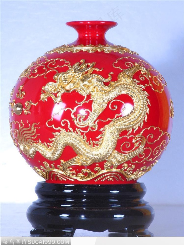 红色花瓶上漆雕金龙