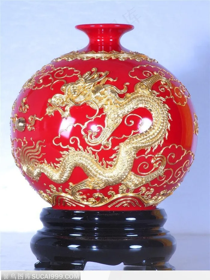 红色花瓶上漆雕金龙