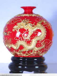 红色花瓶上漆雕金龙