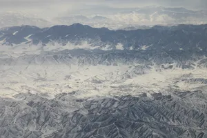 简约空中俯瞰山