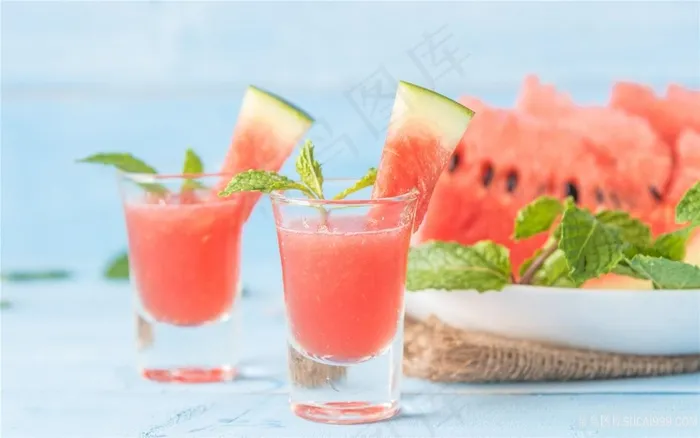西瓜及西瓜汁图片