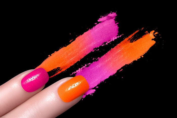 漂亮的美甲的手