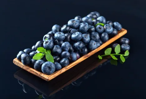 木板上蓝莓水果 木板上蓝莓水果