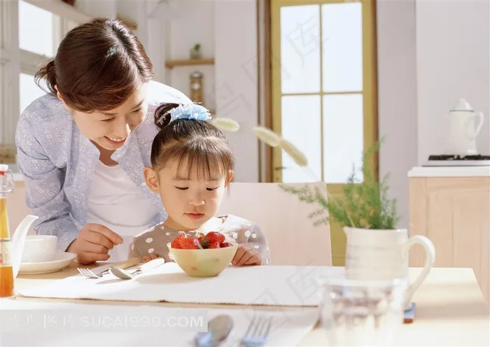 妈妈和女儿吃草莓