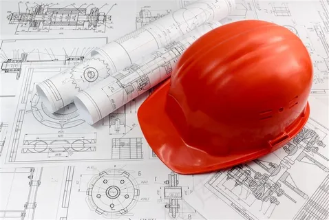 红色安全帽和图纸
