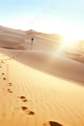 沙漠中的脚印高清风景图片