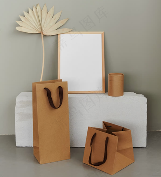 砖样机上的木框架和纸袋