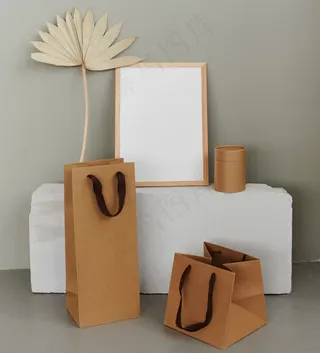 砖样机上的木框架和纸袋