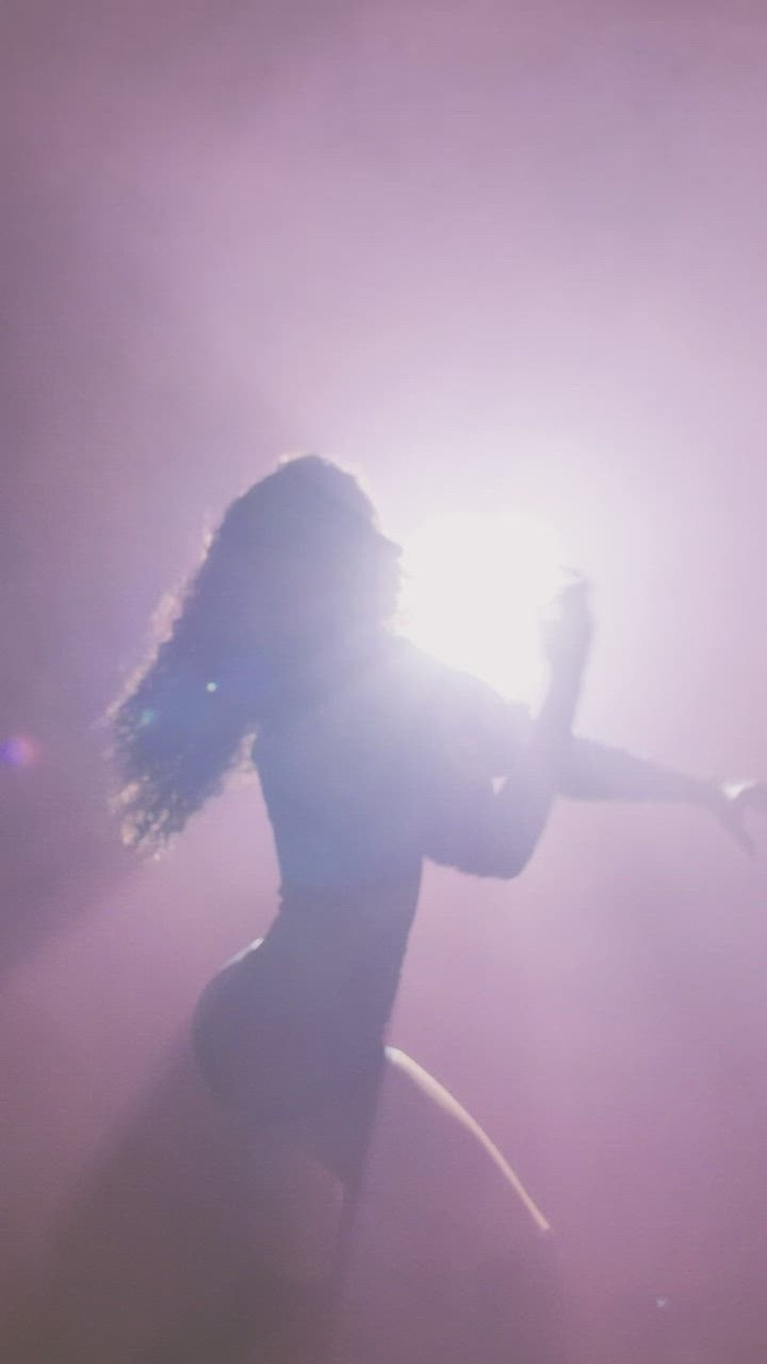 城市舞者在烟雾中的剪影