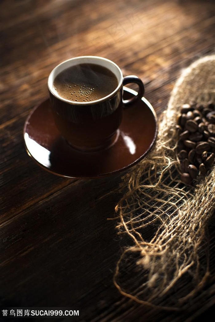 咖啡桌上的咖啡杯图片