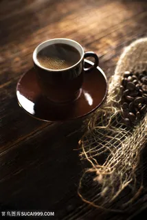 咖啡桌上的咖啡杯图片