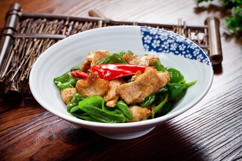 深色原木桌子青椒小炒肉特写海报