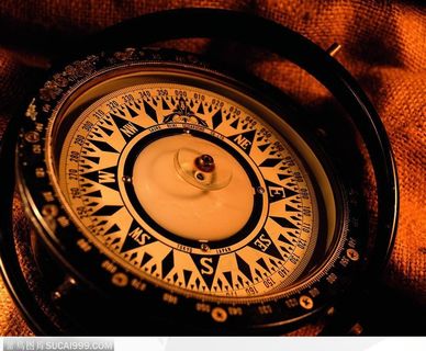 麻布上摆放的高密度指南针