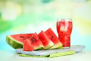 西瓜汁与西瓜图片
