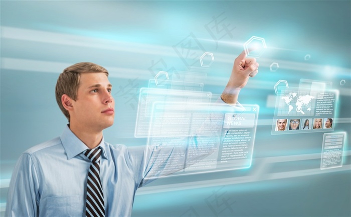 正在滑动屏幕的外国帅哥高清图