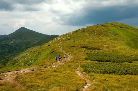 爬山的背包客人物大图 爬山的背包客人物大图