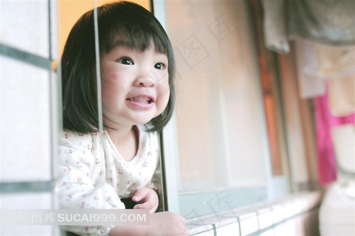 向外张望的可爱的小女孩