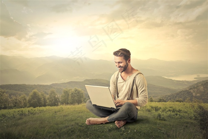 坐在草地上的办公商务人士