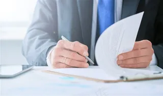 正在签订合同场景高清图片