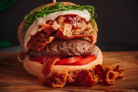 黄色美味汉堡摄影素材