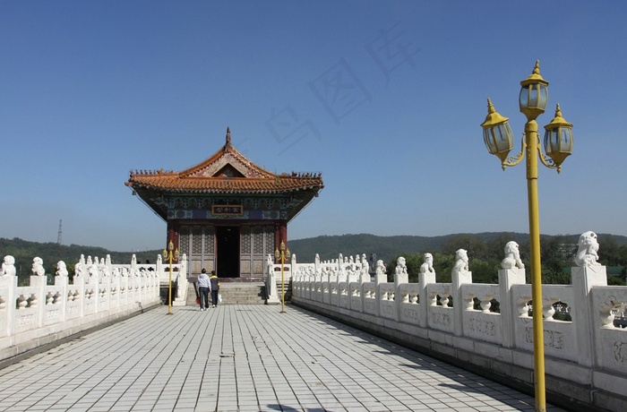 天空下护栏间的古建筑