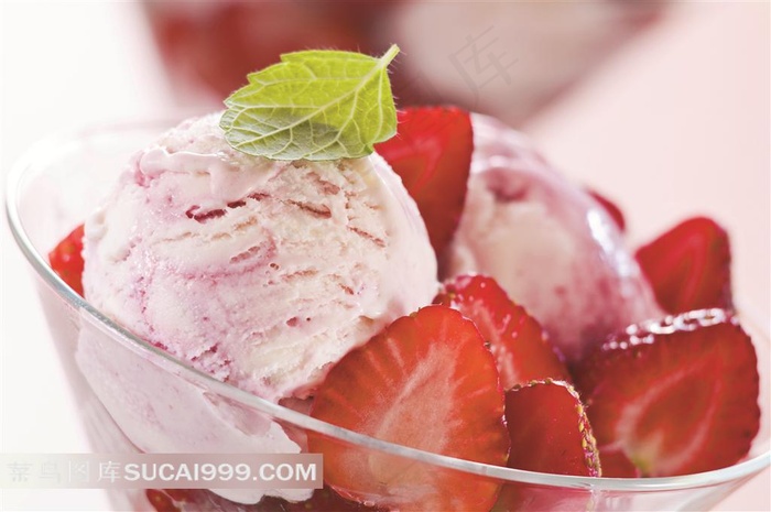 新鲜草莓与草莓雪糕球高清摄影图片