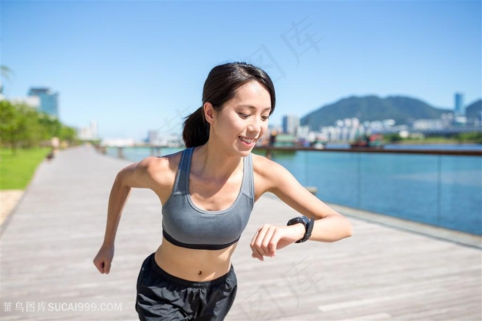 健身跑步的美女高清图片