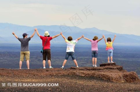 站在高处的一家人