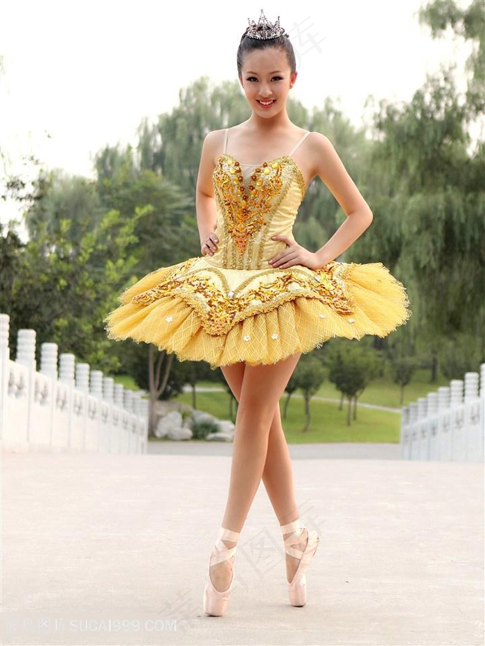 穿黄色舞服的中国女性