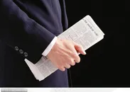 手的表情-手拿报纸图片素材