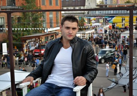 黑色皮衣男帅哥图片