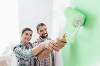 正在刷墙的情侣