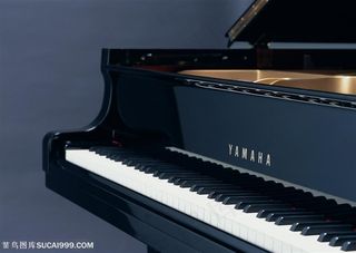 乐器-斜着摆放的钢琴特写