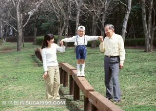 幸福家庭 大人扶着小朋友走独木桥
