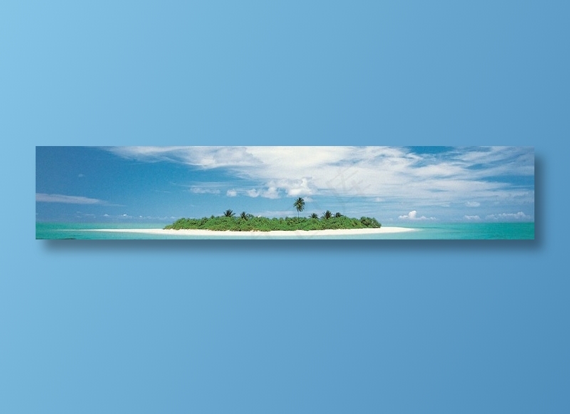 蓝天白云下海水间岛屿上的椰树林