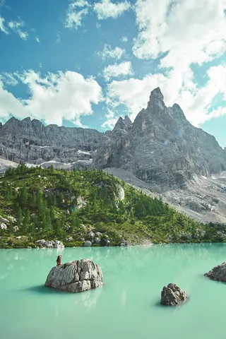 绿色湖水唯美风景图片