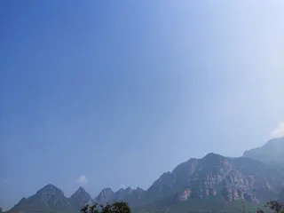 夏日里的高山摄影图