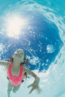 儿童水中学游泳