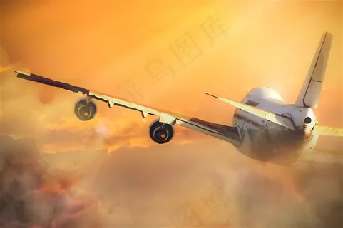 晚霞中飞行的客机
