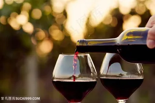 红葡萄酒倒入酒杯高清图片