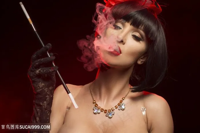 抽长烟的欧美短发美女图片