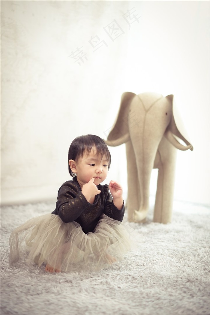 略有所思的可爱幼儿